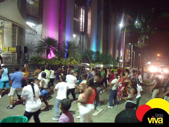 Rumba-terapia nocturna y exposición de rapel en  Viva Buenaventura