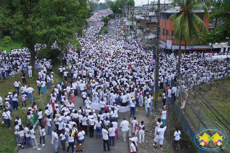 Cerca de 30 mil personas marcharon en Buenaventura protestando contra la violencia