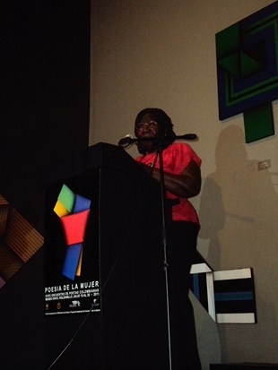 Poetas del Pacífico cautivan oídos y corazones en el encuentro de mujeres poetas del Museo Rayo