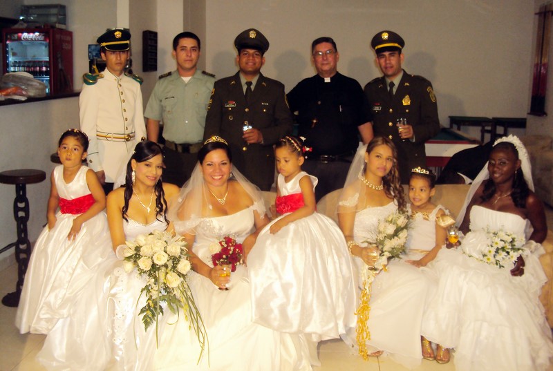 Se realizó una boda colectiva en el Distrito Especial de Policía Nacional Buenaventura