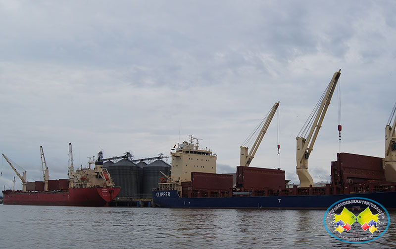 Barco atracado en muelle Compas colisiona contra otro en el muelle 14 de la Sociedad Portuaria
