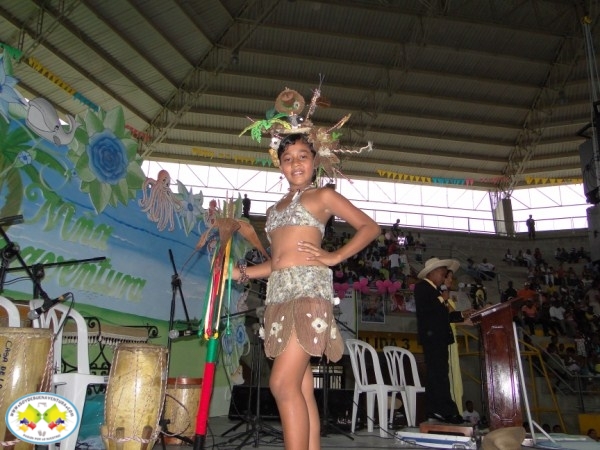 La candidata de la Comuna 4 fue coronada como Niña Buenaventura en el Festivalito 2009