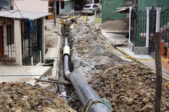 Continúan empalmes  en obras de acueducto en la Independencia