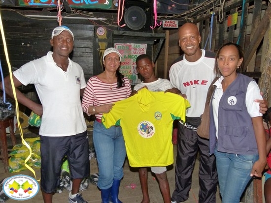La fundación Vení Jugá de Osman López y Bonner Mosquera, dotó a los niños de San José con implementos para la práctica del fútbol