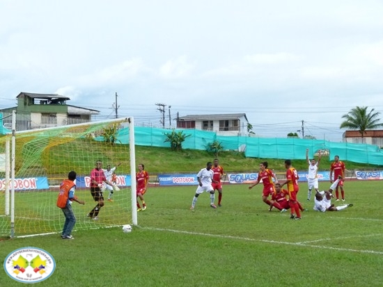 Una ventaja de dos goles fue desperdiciada por el equipo porteño que se hunde en la tabla