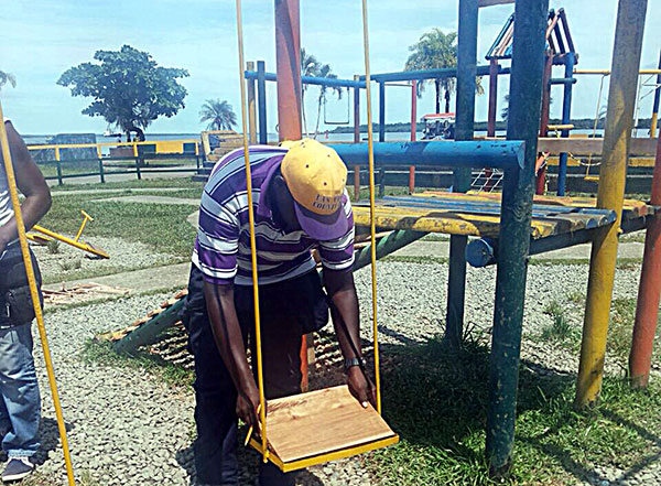 Cuatro personas en reintegración ayudaron a recuperar parque infantil