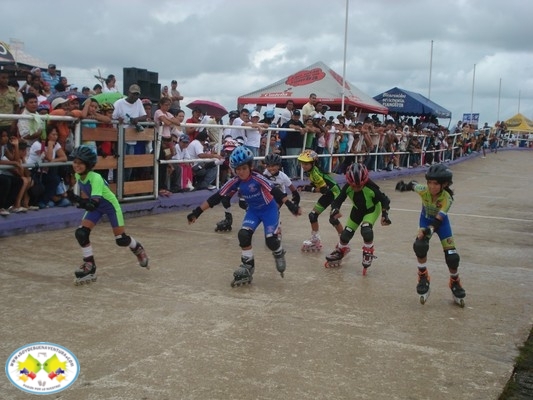 Se iniciaron las competencias de patinaje en el Polideportivo del barrio El Cristal