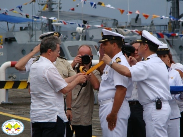 Presidente Uribe condecoró a más de 30 oficiales y suboficiales de la Armada Nacional