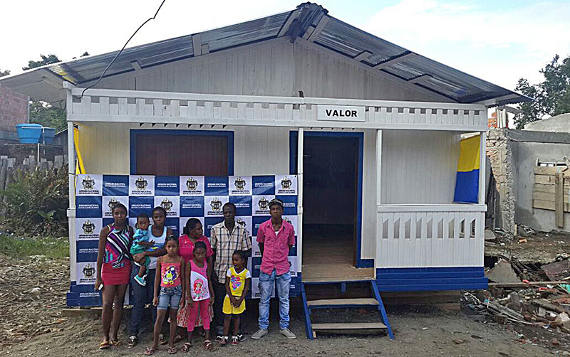 Armada Nacional reconstruye vivienda a familia  que perdió su casa en atentado terrorista en Tumaco
