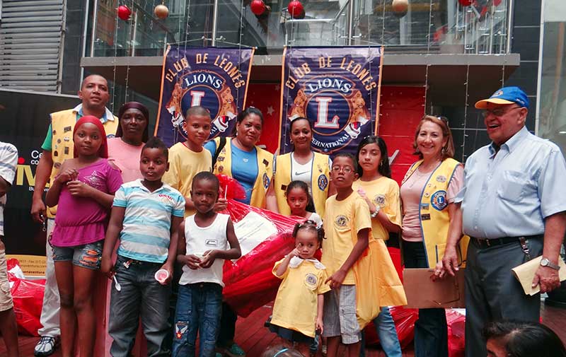 Club de Leones Buenaventura Monarca entrega regalos en navidad a comunidad menos favorecida