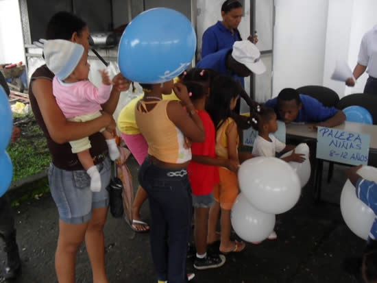 Empleados de la Fundación Sociedad Portuaria Regional de Buenaventura, entregaron regalos a niños y niñas de La Palera y Alpopular