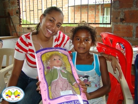 500 Niños y Jóvenes de la Zona Rural de Buenaventura, recibieron regalos en Campaña realizada por Paola Ortiz del Concejo de Juventudes