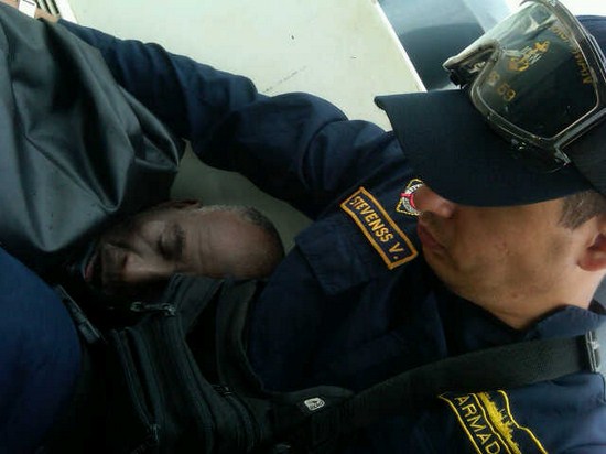 Fuerza Naval del Pacífico rescata pescador de 65 años en zona de alta marea