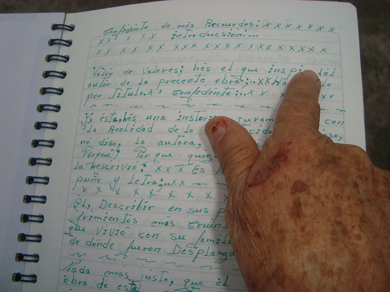 Una solicitante de restitución de tierras escribió a mano el libro de su historia
