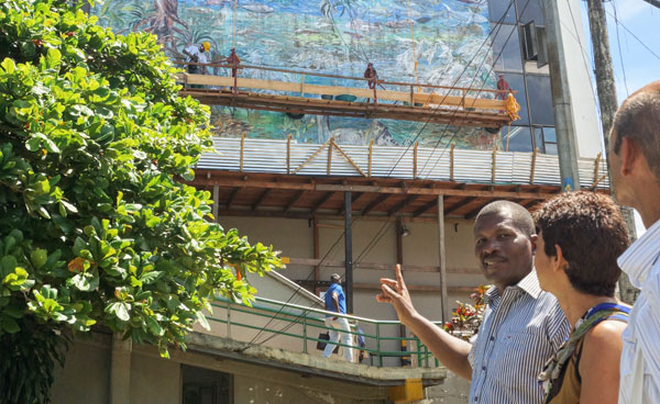 Comenzó en firme la restauración del mural Buenaventura 450 años al Cosmos