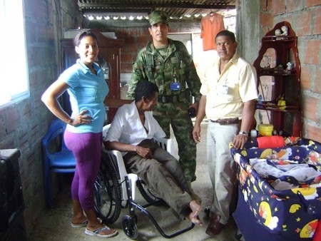 ARMADA NACIONAL ENTREGA SILLAS DE RUEDAS A DISCAPACITADOS EN BUENAVENTURA