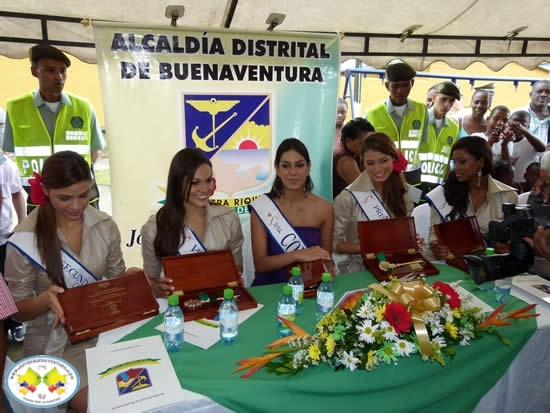 La Srta. Colombia, Catalina Robayo estuvo en la ciudad realizando desfile a beneficio del barrio Rotario de las Reinas