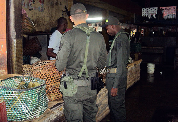 Más de 150 policías se toman la plaza de mercado José Hilario López de Pueblo Nuevo