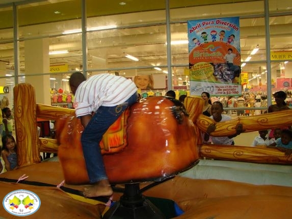 Niños y adultos disfrutaron del Toro Mecánico
