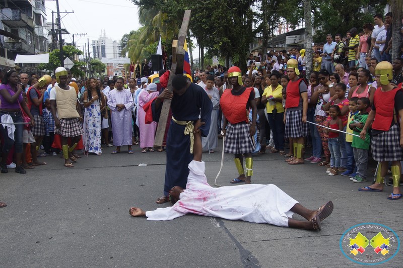 Reportaje gráfico de la procesión del Santo Viacrucis de la Catedral San Buenaventura
