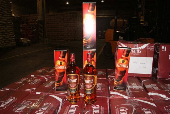 Dian aprehende millonario cargamento de whisky de contrabando