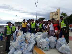 La Policía Nacional realizó campaña de aseo en la playa del Malecón Bahía de la Cruz