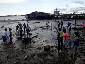 La Policía Nacional realizó campaña de aseo en la playa del Malecón Bahía de la Cruz