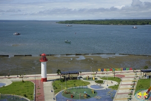 La Fundación Ideas Bahía de la Cruz es la encargada de administrar y mantener el malecón y/o parque Néstor Urbano Tenorio 