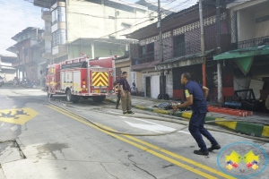 Bomberos voluntarios atendieron incendio estructural en la calle 5ª por el sector de la curva 