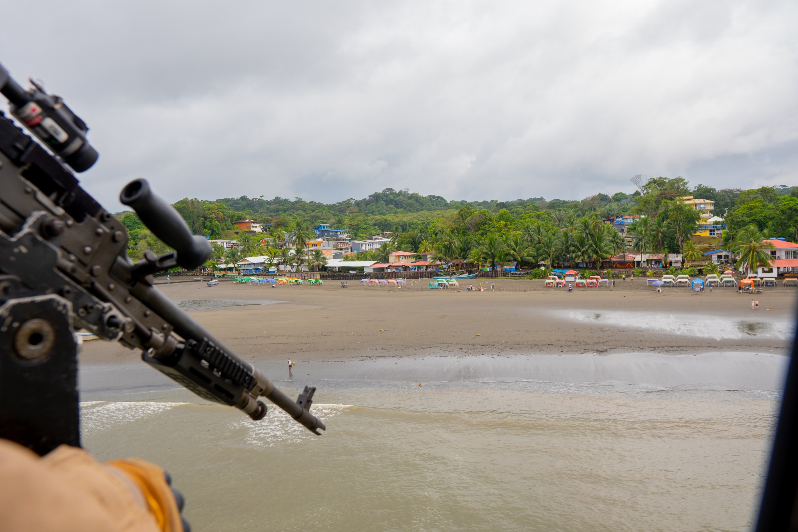 Con sobrevuelo en helicóptero se verifica seguridad de turistas en las playas en Buenaventura