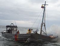 Barco de cabotaje se incendió, su tripulación y pasajeros resultaron ilesos