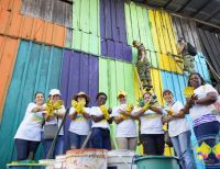 Mujeres por Buenaventura pintaron casas y negocios en sector maderero de El Piñal