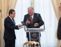 El Embajador de Colombia acompañó a Yuri Buenaventura a recibir condecoración otorgada por el Senado francés