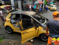 Un corto circuito ocasionó que taxi se incinerara en el centro de Buenaventura