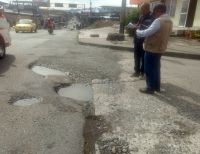 Contratista hace recorrido previo para identificar el terreno antes de iniciar la recuperación de la autopista Simón Bolívar