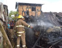 Incendio afectó tres viviendas en el barrio Muro Yusti
