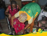 Gestora Social entregó silla de ruedas a una adulta mayor en condición de discapacidad